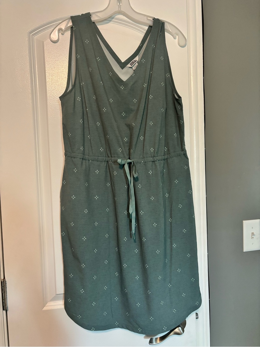 Eddie Bauer SPF40 Sage Green V-Neck Dress with Subtle White Dot Print Size Large